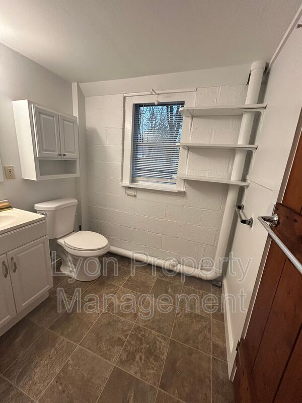 Building Photo - 1495 Ten Rod Rd