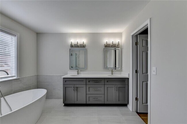 Building Photo - 340 Waddington Trail