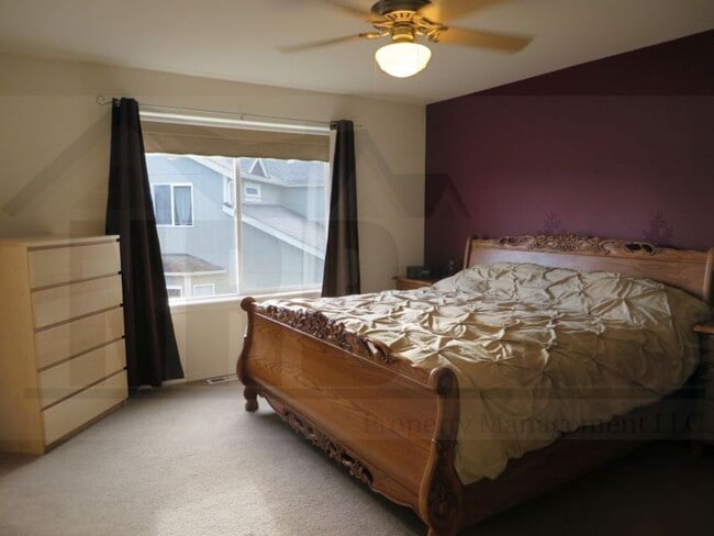 Building Photo - Gorgeous 4 bedroom House in a highly desir...
