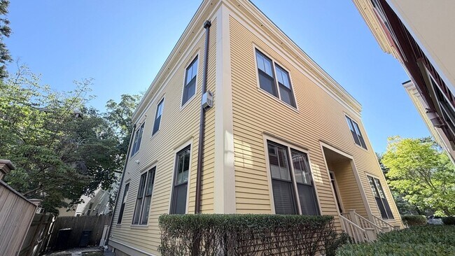 Building Photo - 1458 Cambridge St