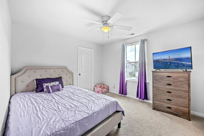 Building Photo - 6 Bedroom, 4.5 Bathroom Home in Cane Bay - Summerville