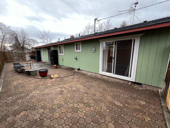 Building Photo - Single Level Home Close to Downtown Redmon...