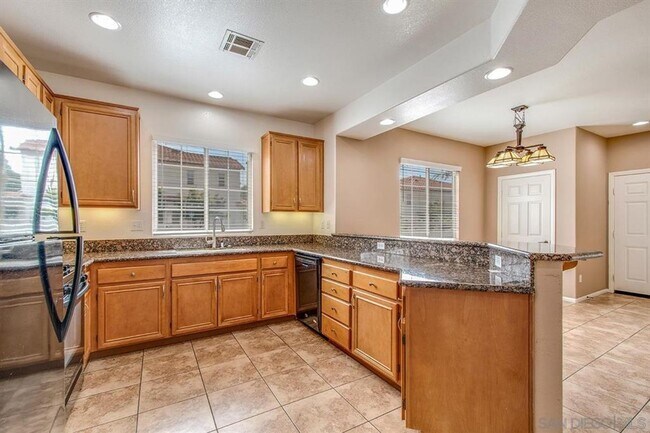 Building Photo - Private end unit townhome!