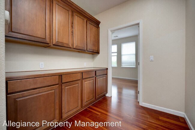 Building Photo - 3 br, 3 bath House - 7910 Walerga Rd Unit 706