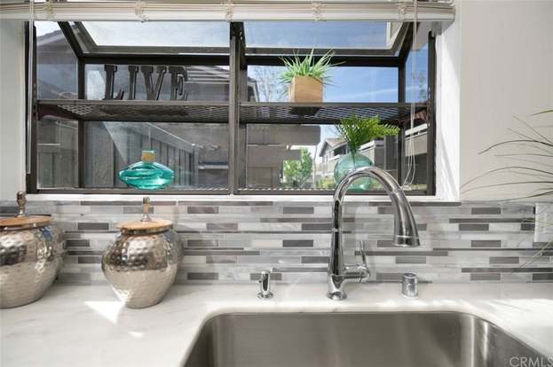 Building Photo - 323 Streamwood-