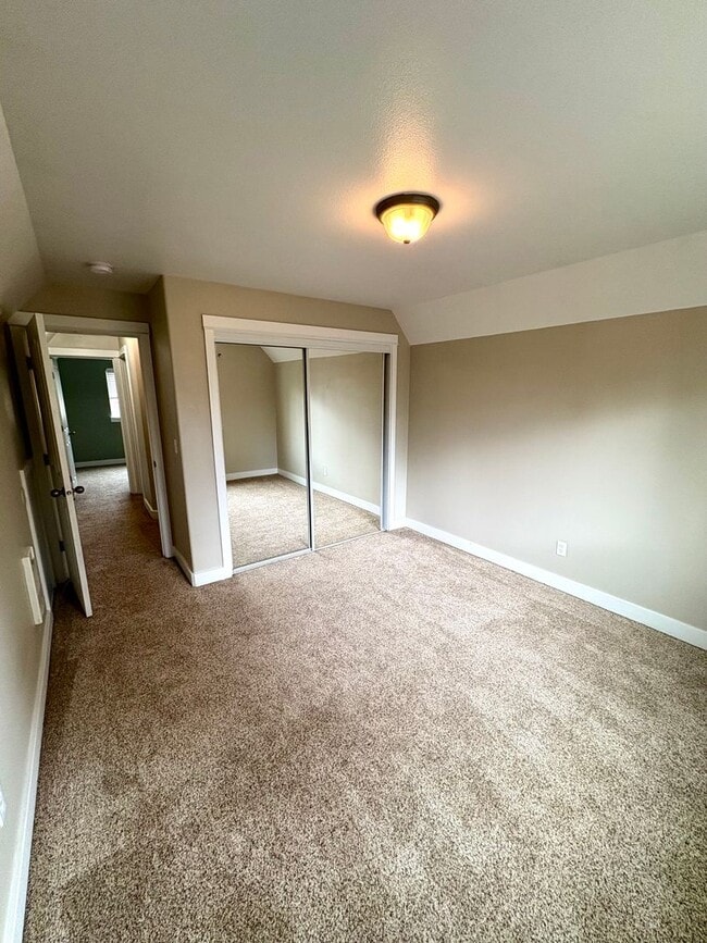 Building Photo - Relaxing Town Home in NW Bend!