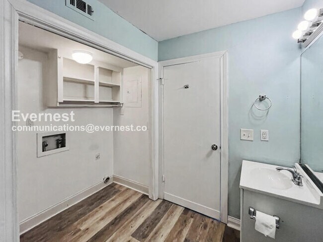 Building Photo - 810 Madison St