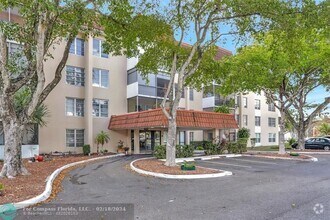 Building Photo - 4156 Inverrary Dr