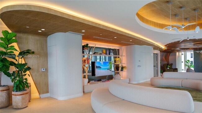 Building Photo - 700 NE 24th St