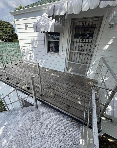 Patio - 4385 Lancaster Ave