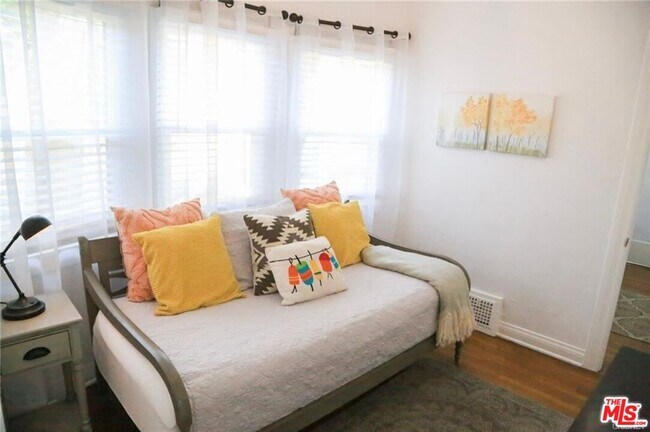 Building Photo - 601 Sweetzer Ave