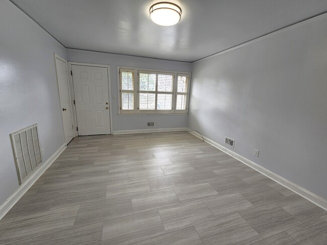 Building Photo - 3 Bristol Dr