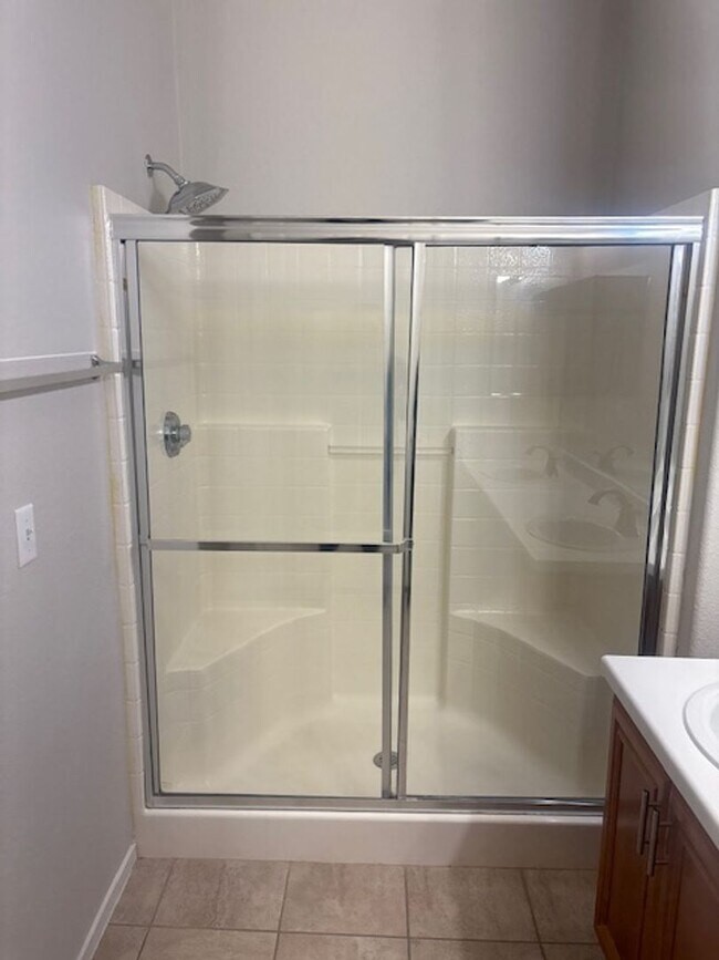 Building Photo - Downstairs unit with 3 bedroom and with two baths