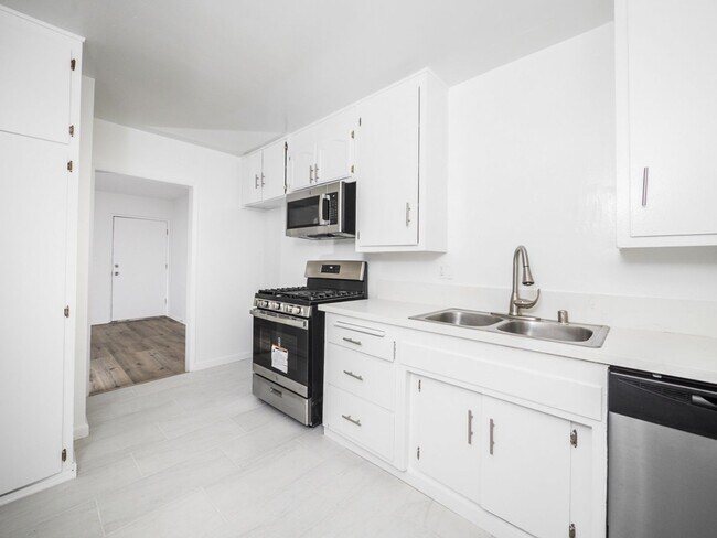 Interior Photo - 334 S. Hobart Blvd