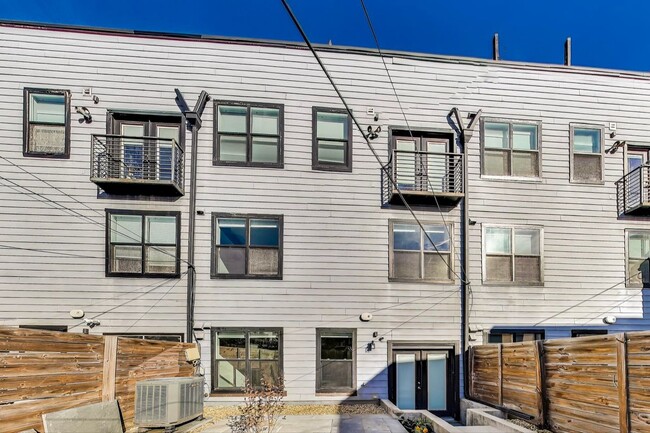 Building Photo - 1813 D St NE