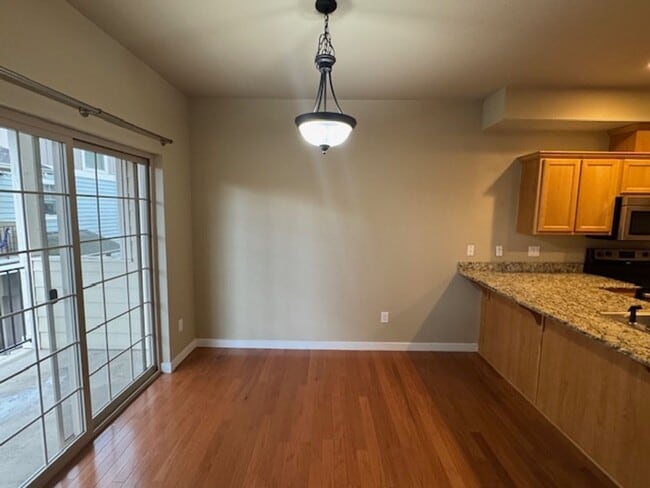 Building Photo - TOWNHOME/ 3 LEVELS W/ FENCED YARD AND GARA...