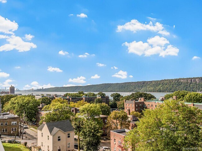 Building Photo - 409 Warburton Ave