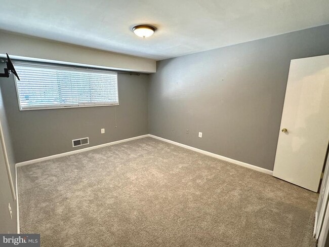 Building Photo - 10620 Weymouth St