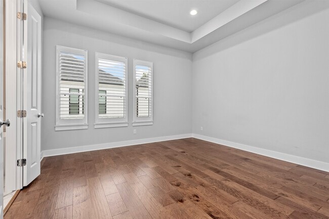 Building Photo - 909 Oak St