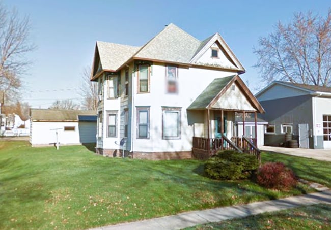 Building Photo - 2- Bedroom, 1- Bath Upper Unit in Hillsboro