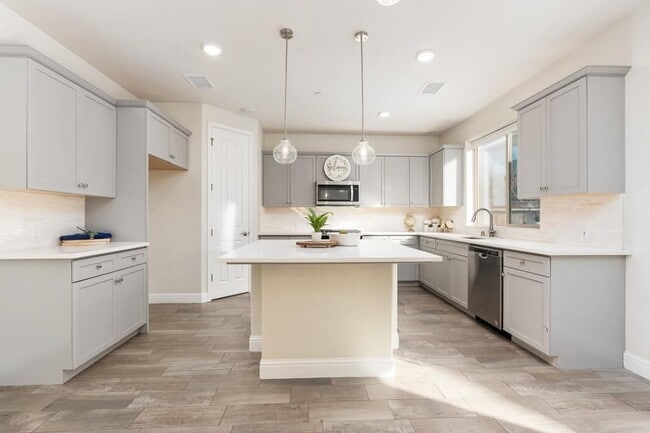 Building Photo - 1383 E Via Azzurra Way
