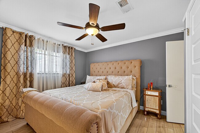 Building Photo - 9402 Meadowcroft Dr