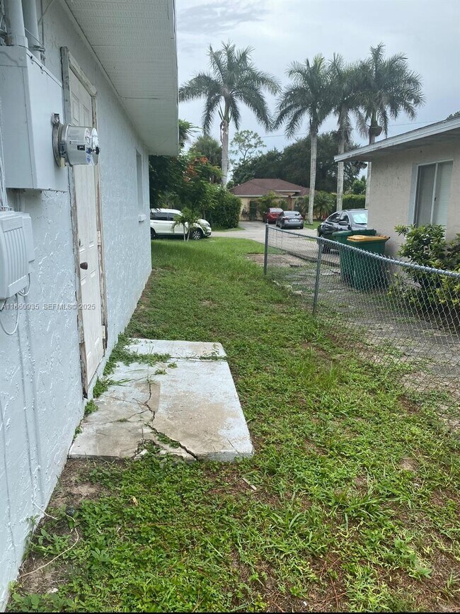 Building Photo - 5237 Warren St