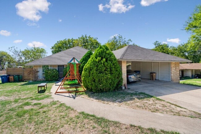 Building Photo - 1407 Avebury Cir