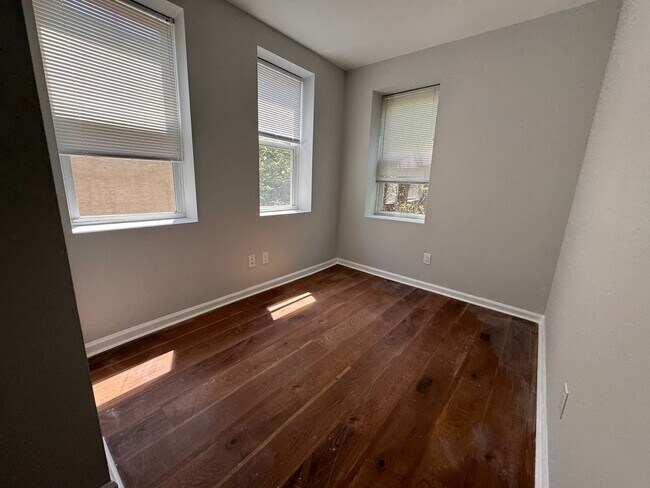 Building Photo - 1018 S 52nd St