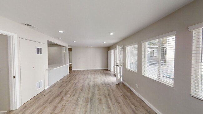 Building Photo - Remodeled 4BD/3BA, Detached Bedroom!