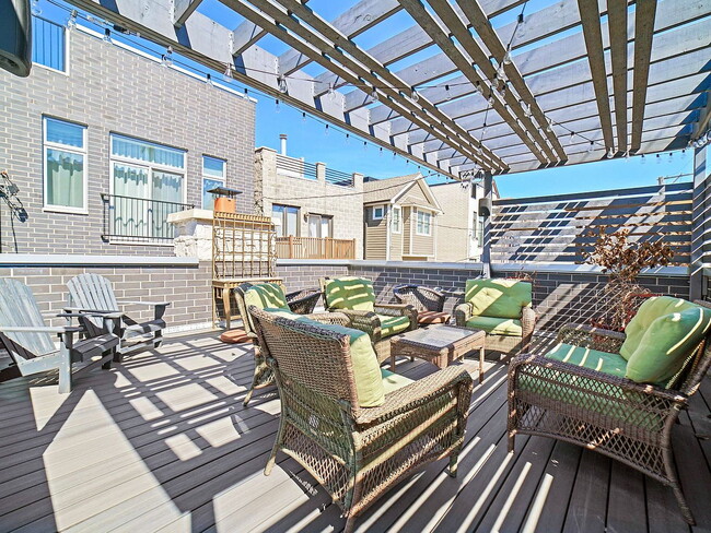 Building Photo - "Spacious 5-Bedroom Gem with 3 Full Baths in the Heart of Chicago – 4,200 Sq Ft of Comfort and St...