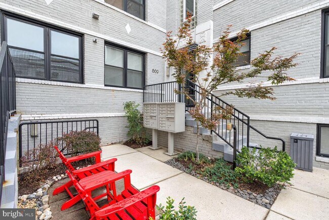 Building Photo - 809 Otis Pl NW
