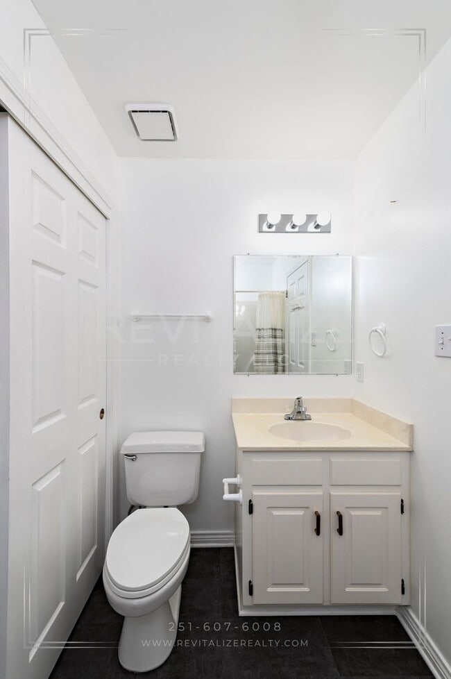 Building Photo - Charming 3-Level Home with Water Access in...