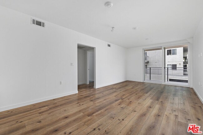 Building Photo - 5229 Willowcrest Ave