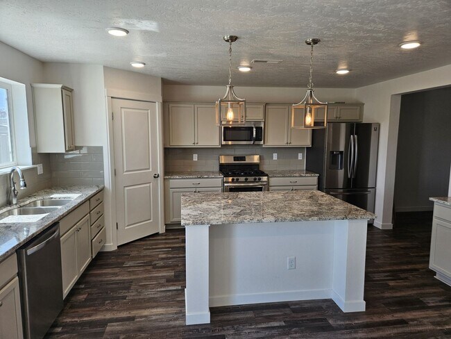 Building Photo - Welcome to this spacious 4 bedroom, 3 bathroom home located in Caldwell, ID.