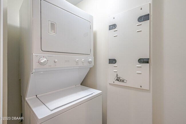 Building Photo - 231 Riverside Dr