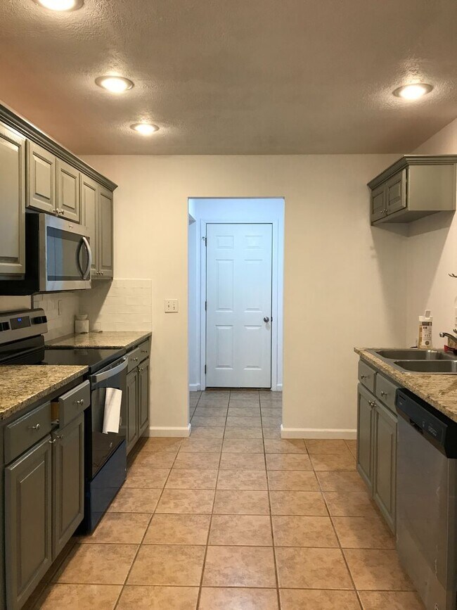 Building Photo - Wonderful 3 Bedroom 2 Bath Ranch