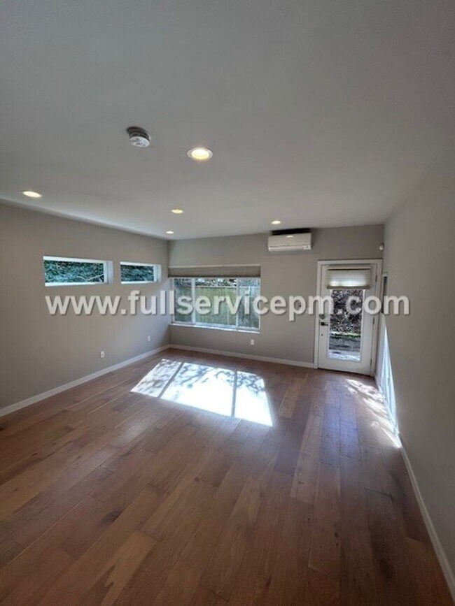 Building Photo - Contemporary 3 BD Mt. Baker Townhome! Location!!