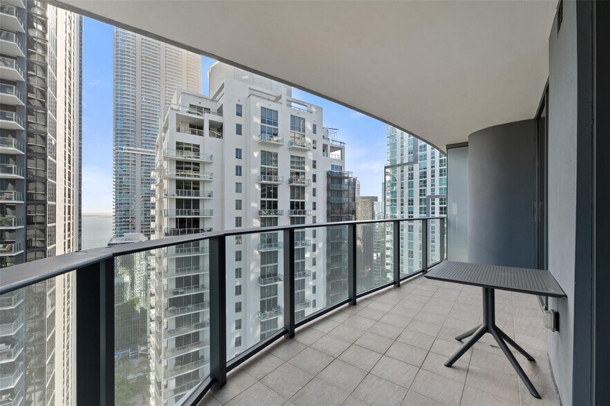Building Photo - 1000 Brickell Plz