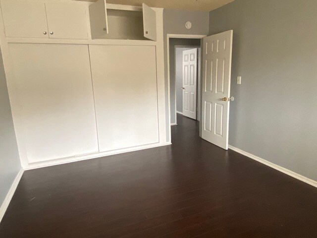 Building Photo - 853-857 Glenway Dr