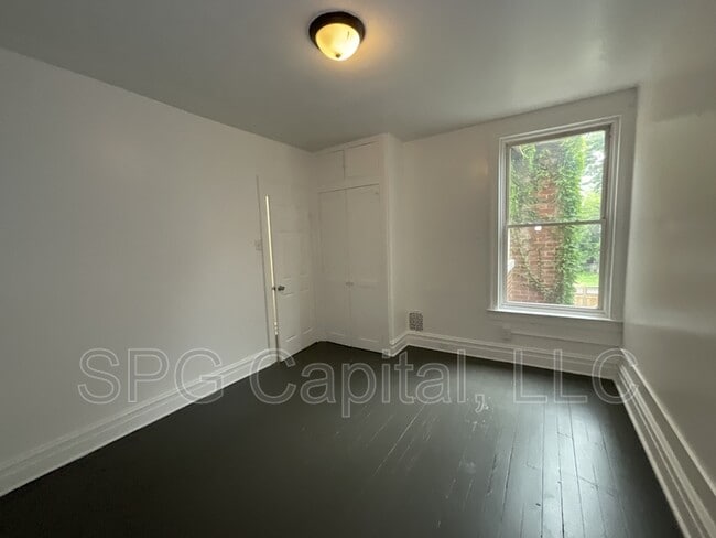 Building Photo - 219 E Cottage Pl