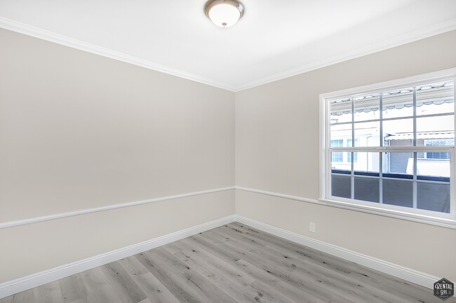 Building Photo - Charming Top-Floor 2BR in Pico-Robertson w...