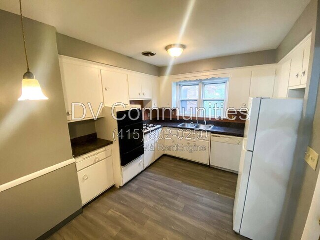 Building Photo - 1504 Sherbrook Rd