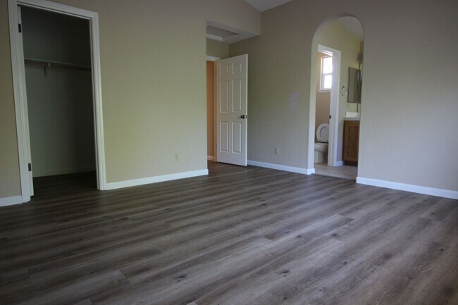 Building Photo - 4 Bedroom Home in Cloverdale