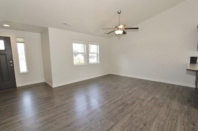 Building Photo - Clean Single-Level Home in Quiet Neighborhood