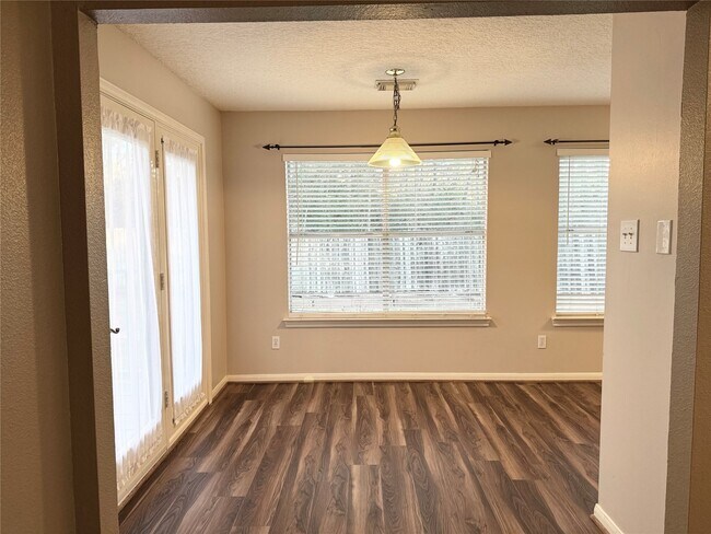 Building Photo - 4006 Hunnington Dr