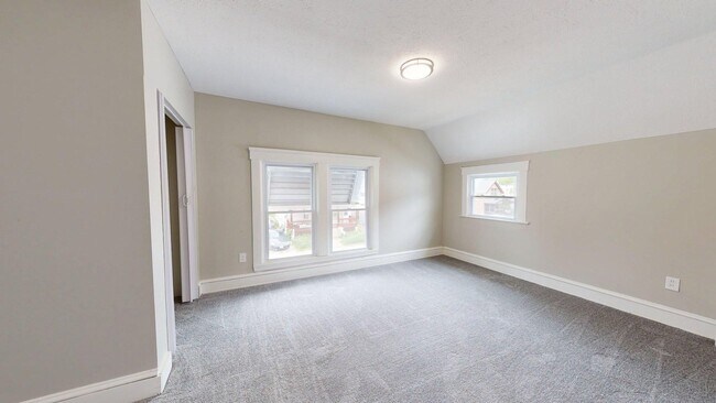 Building Photo - Madison/West Blvd neighborhood: 3 bedroom/1 bath single family home.