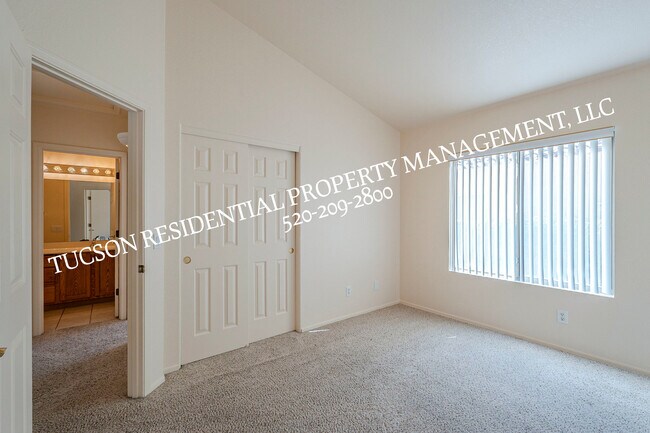 Building Photo - 11174 N Sand Pointe Dr