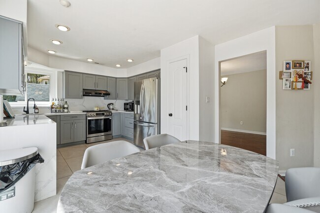 Building Photo - 1721 Chestwood Dr