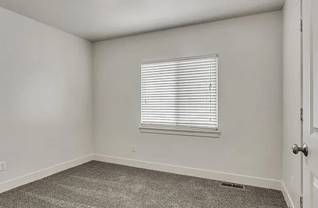 Building Photo - 930 1490 N